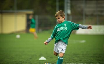 Dlaczego piłkarz po golu nie może ściągać koszulki?