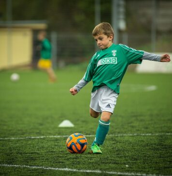 Dlaczego piłkarz po golu nie może ściągać koszulki?